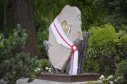 Uroczyste odsłonięcie kamienia z tablicą pamiątkową dedykowaną Ludziom Oświaty w Mieście i Gminie Dębno